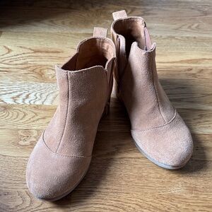 Girls TOMS suede Kelsey boot size 4